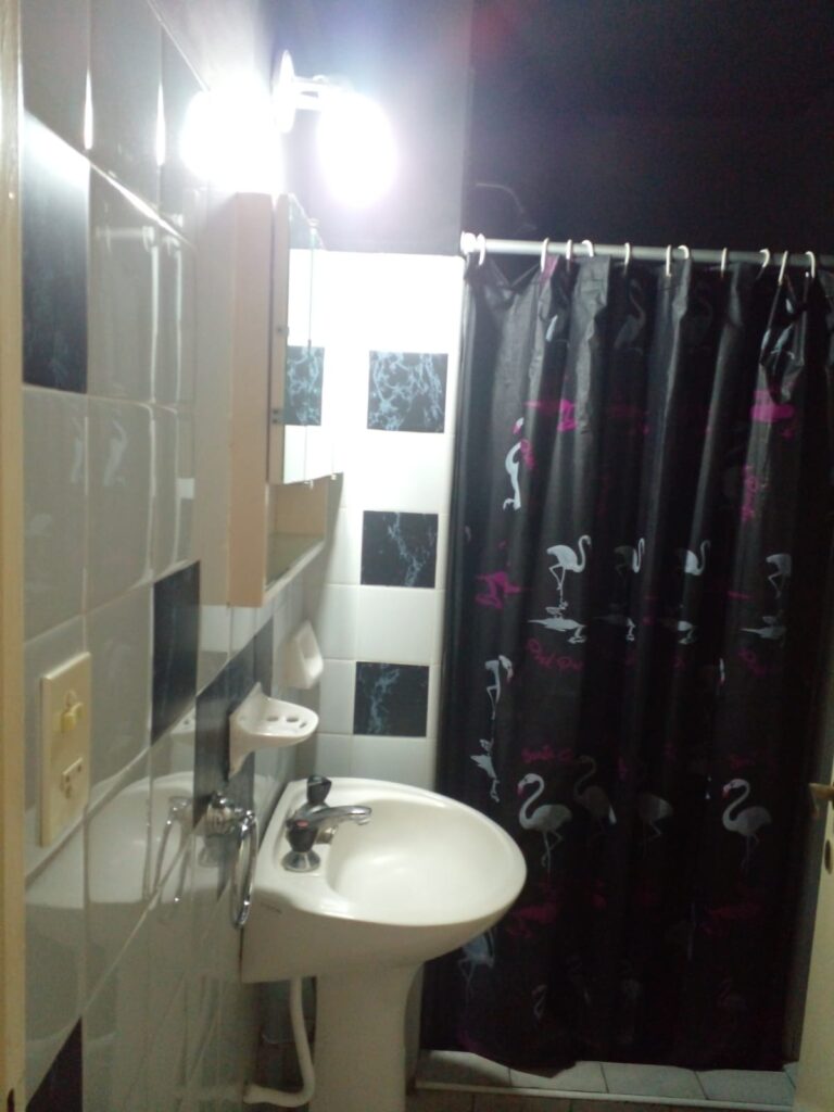 Baño completo, cómodo y funcional.