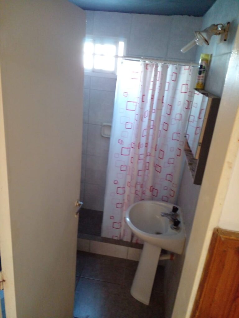 Baño funcional y bien mantenido