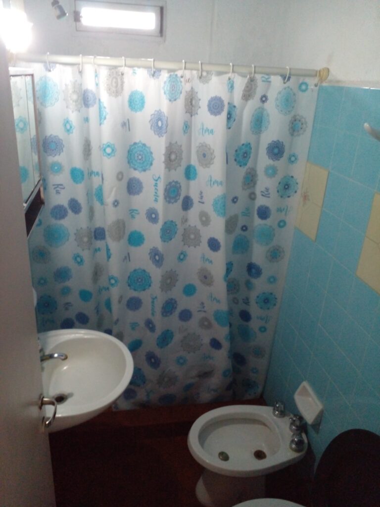 Baño completo, cómodo y bien mantenido