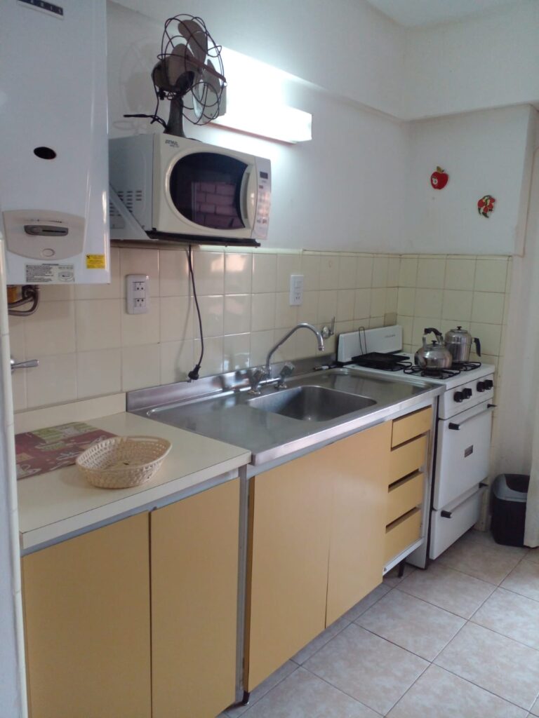 Cocina integrada equipada para estadías de temporada.