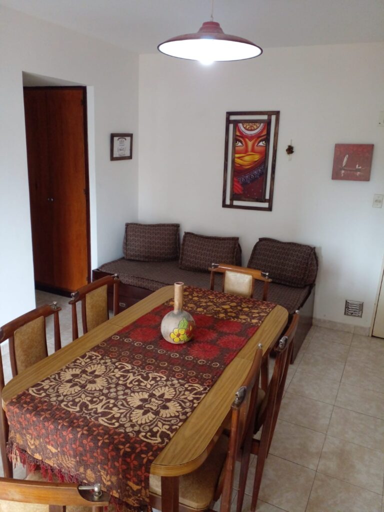 Vista general del comedor, ambiente práctico y bien distribuido.