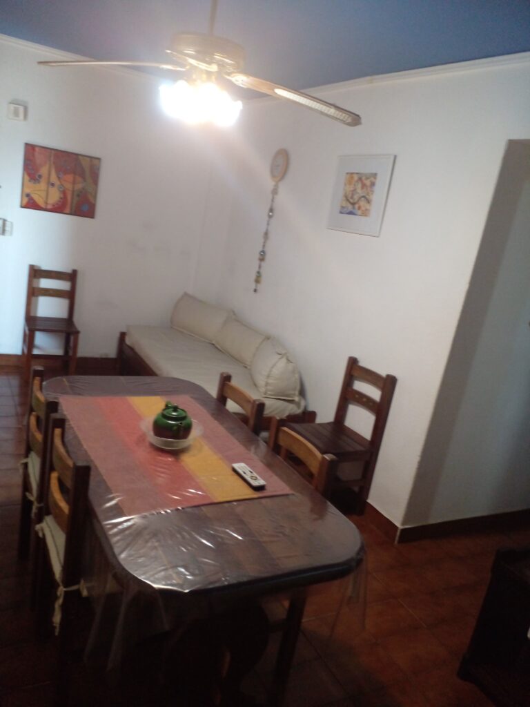 Living comedor amplio y luminoso, con mesa familiar y espacio cómodo para descansar.