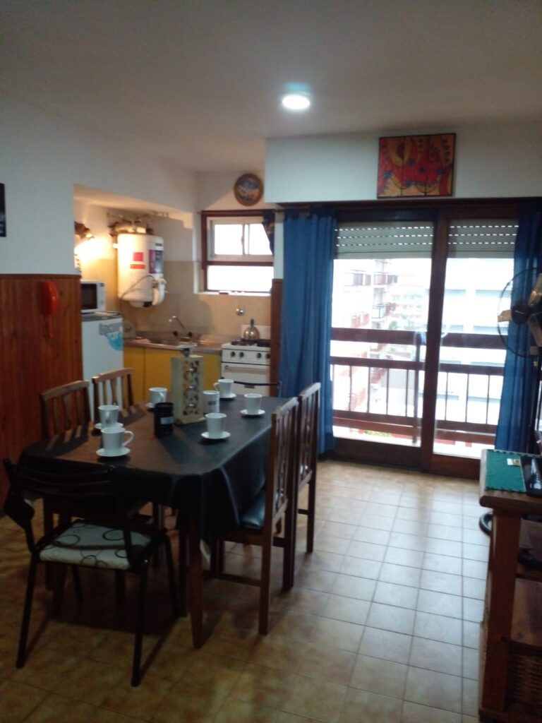 Living comedor luminoso con salida al balcón