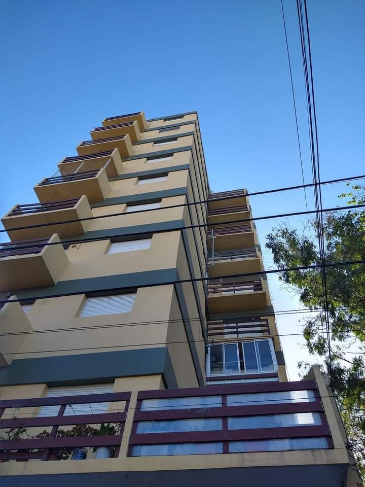 Vista exterior del edificio, ubicado en una zona tranquila y bien conectada.