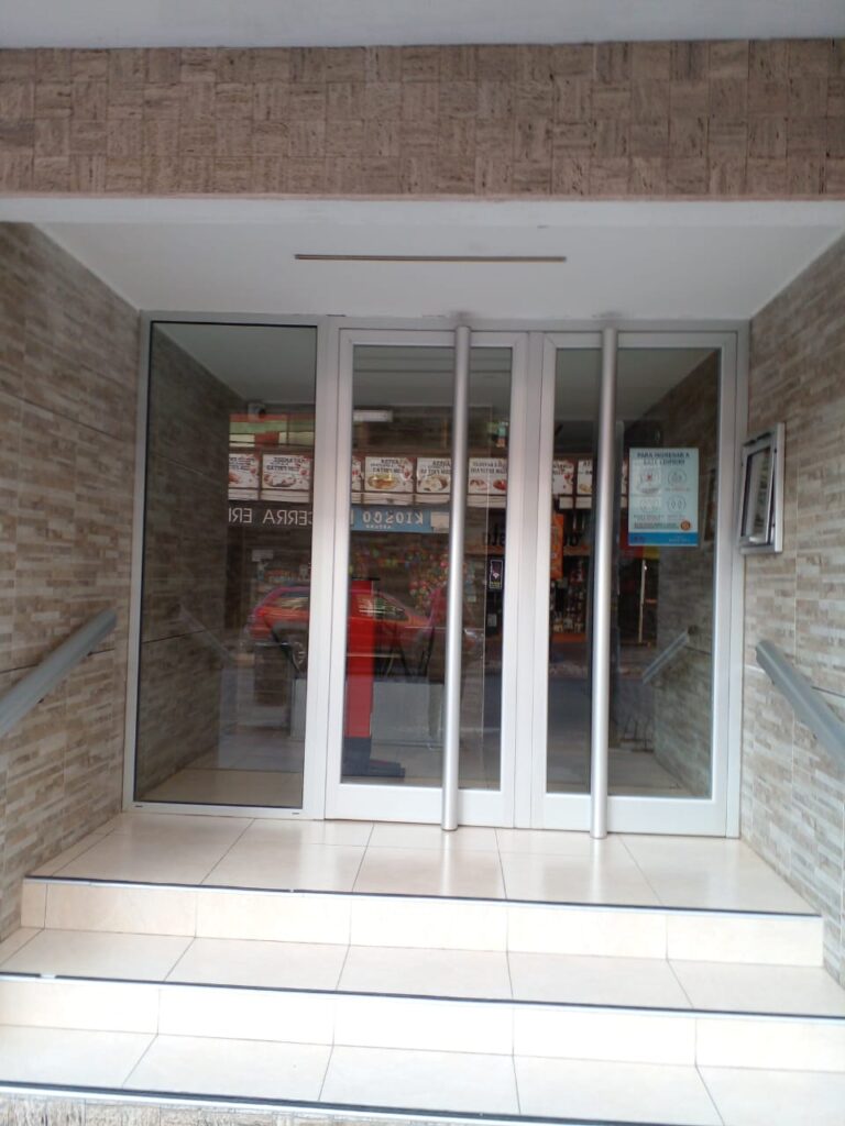 Entrada del edificio en Chiozza 2285