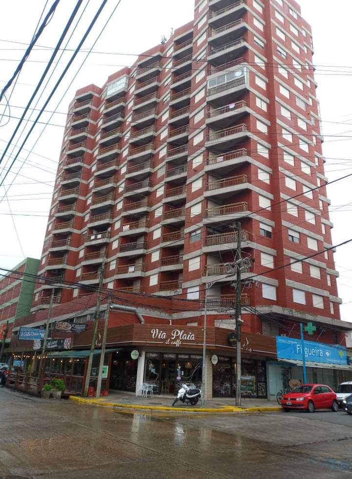 Fachada del edificio ubicado en Querini 135, San Bernardo, a Pasos de la peatonal y Playa
