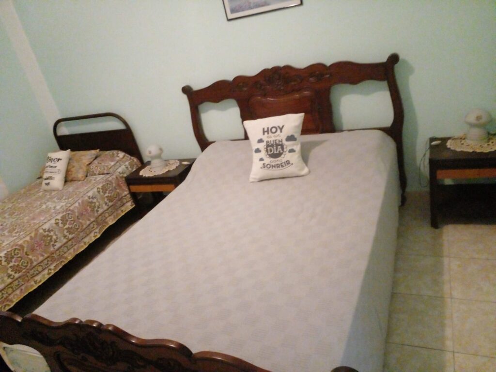 Dormitorio principal con buena ventilación y luz natural.