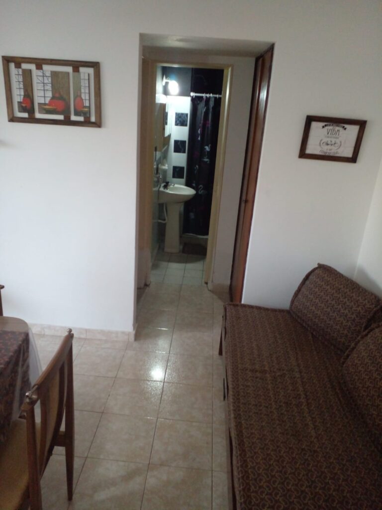 Pasillo a la habitación y baño