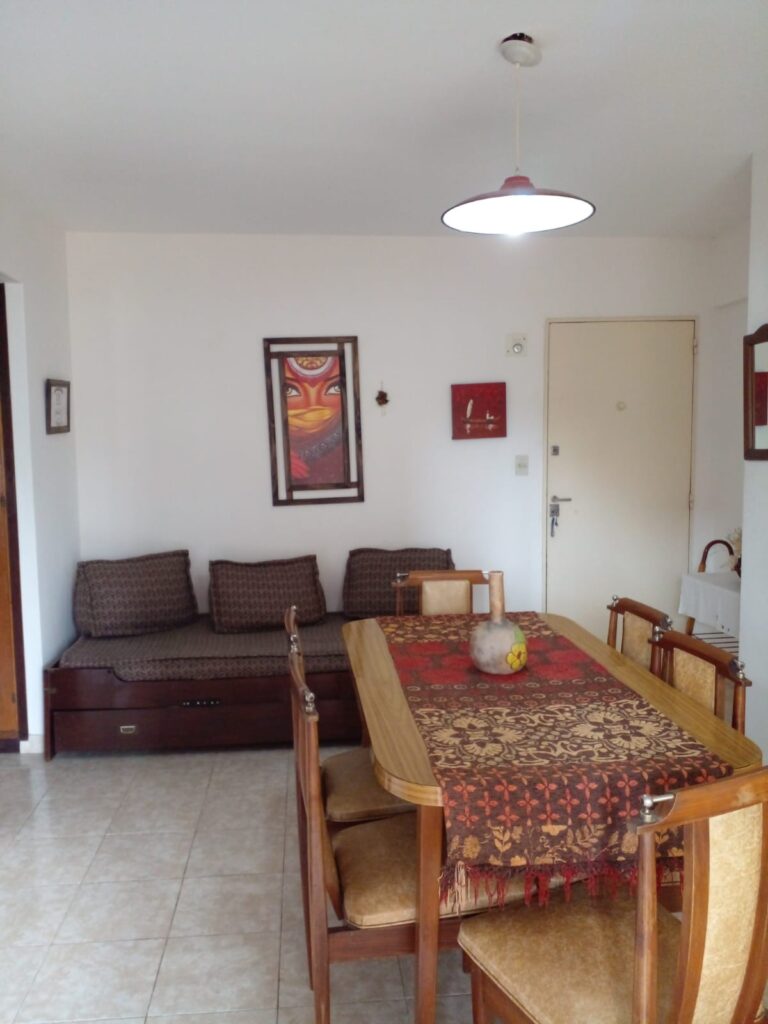 Comedor y entrada del departamento