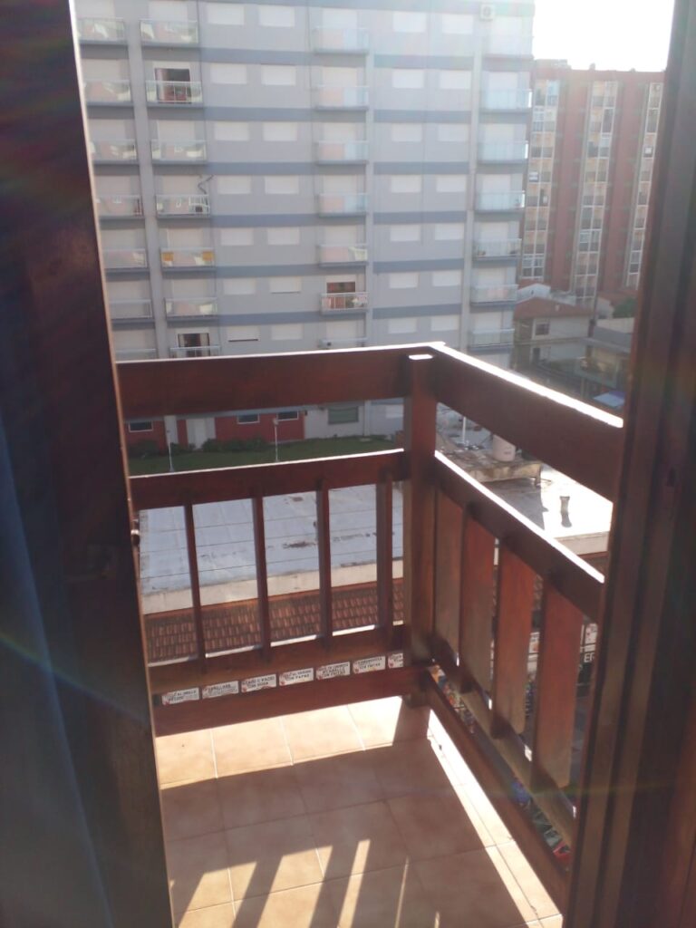 Balcón privado con baranda y vista urbana