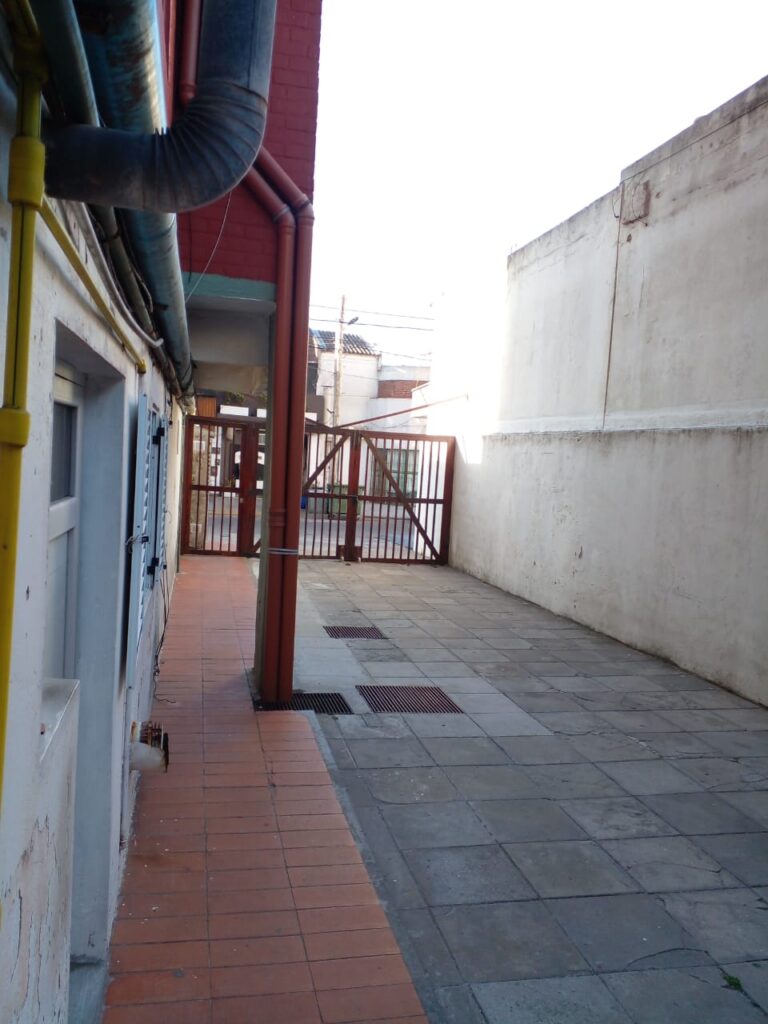 Acceso trasero del edificio en San Bernardo