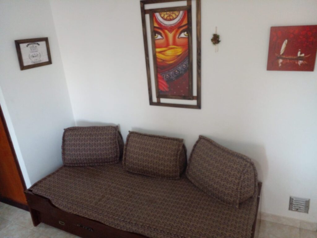 Espacio de estar funcional, con mobiliario cómodo para toda la familia.