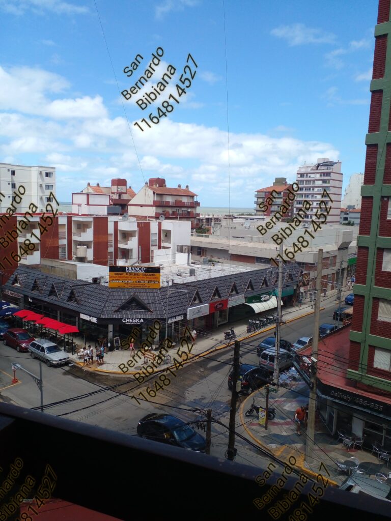 Vista abierta desde el balcón, con entorno urbano y edificios de San Bernardo.