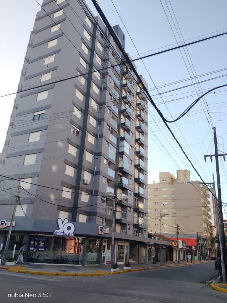 Fachada del edificio sobre la peatonal de Chiozza